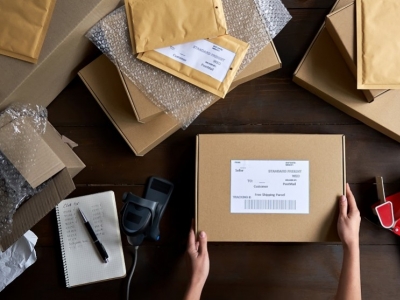 Jak łatwo i skutecznie zapakować paczkę do wysyłki?